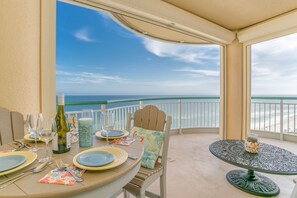 Ein Balkon mit Esstisch, Stuhl und einer dekorativen Vase.