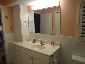 Secadora de cabello, toallas, jabón 