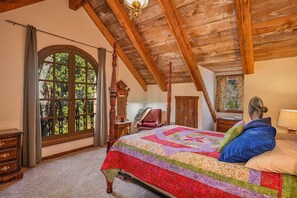 4 bedrooms, desk, free WiFi, bed sheets - Falconhurst Estate a Tudor Manor in Mt. Shasta (Mt Shasta)