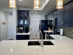 Jääkaappi, mikroaaltouuni, uuni, liesi