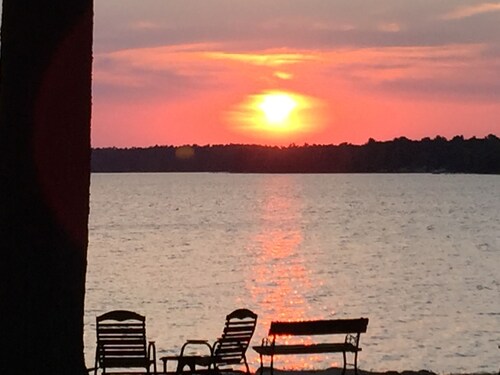 Cozy Cabin on Big St Germain Lake sleeps 2
modern appliances, Beach on prop!