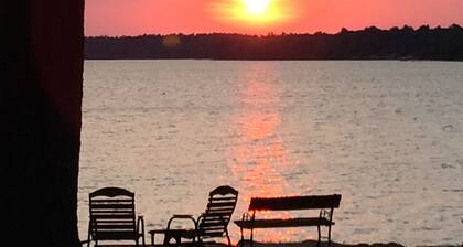 Cozy Cabin on Big St Germain Lake sleeps 2
modern appliances, Beach on prop!