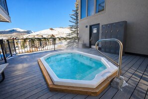 Outdoor spa tub - True Ski In / Out with Amazing Views, Garage, Elevator & Fireplace (Crested Butte)