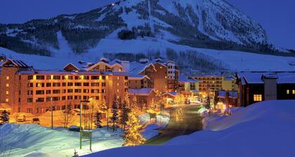 True Ski In / Out with Amazing Views, Garage, Elevator & Fireplace