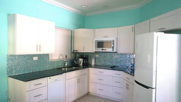 Refrigerador, microondas, horno y lavavajillas