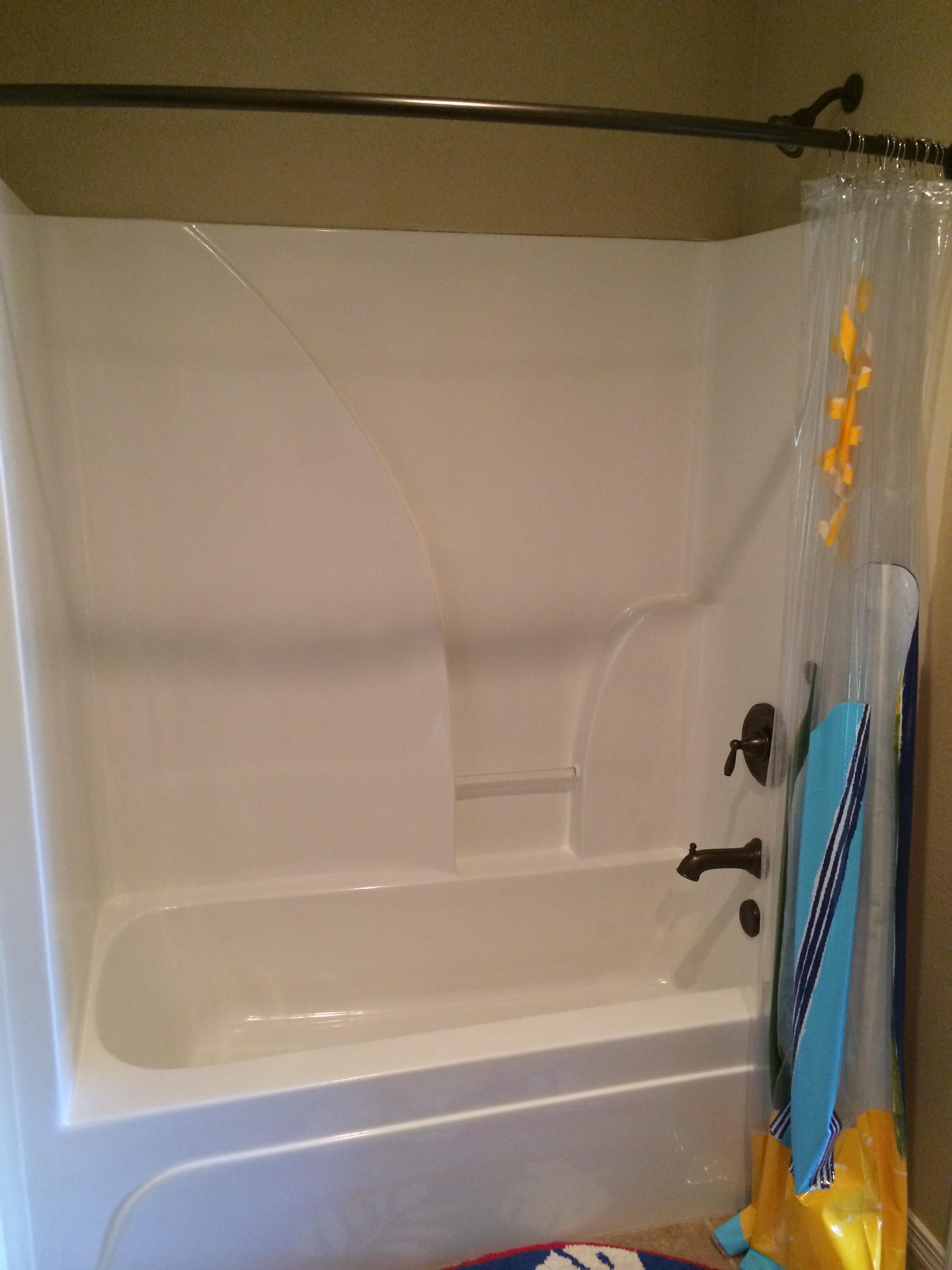 Une baignoire avec un rideau de douche et un porte-serviettes.