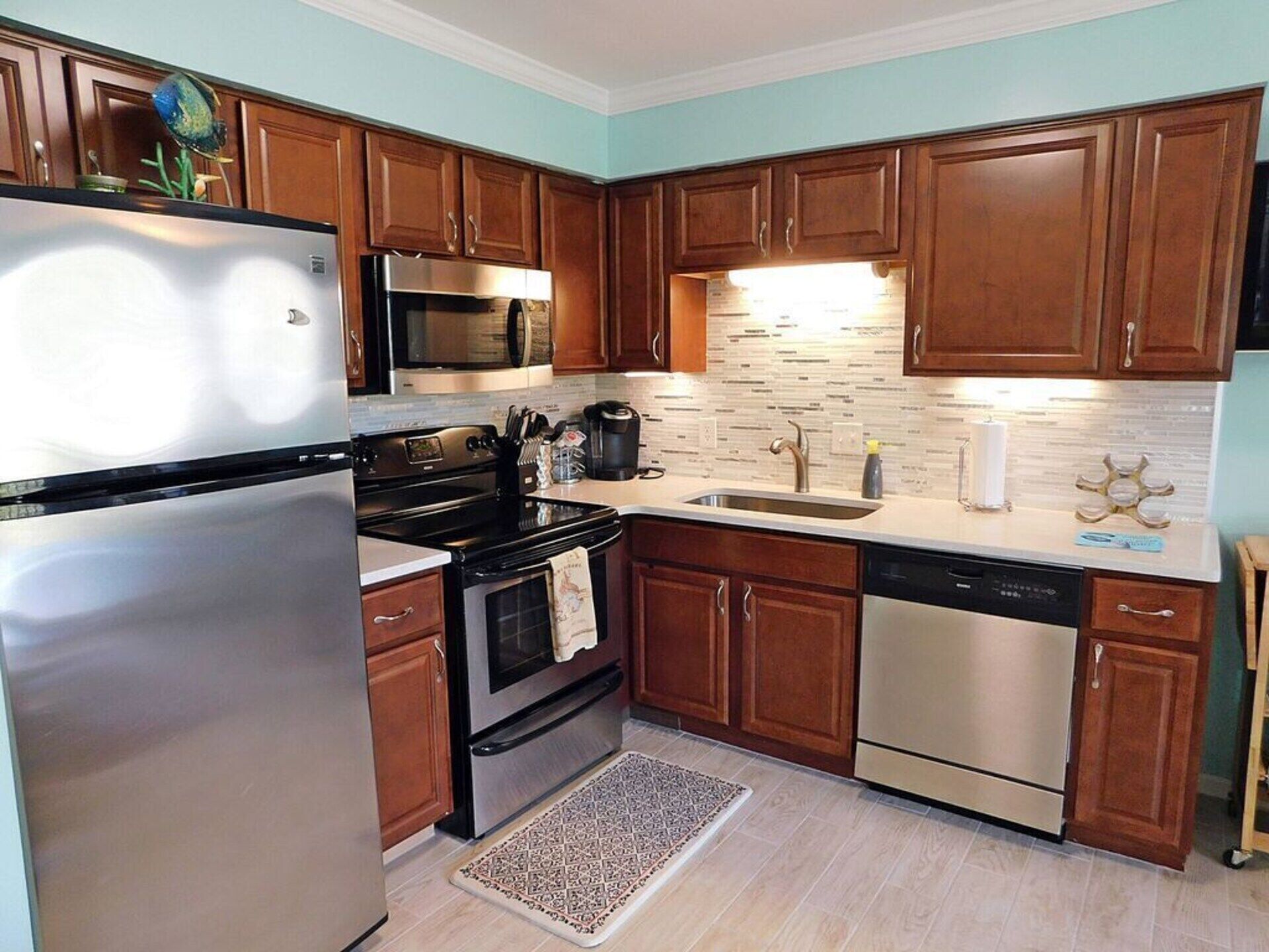 Réfrigérateur, micro-ondes, four, plaque de cuisson