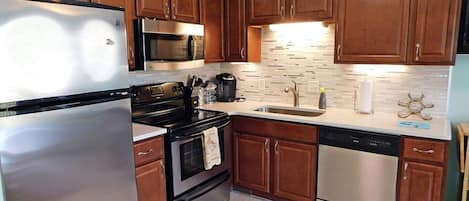 Réfrigérateur, micro-ondes, four, plaque de cuisson