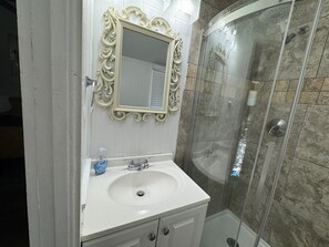 Dutxa, assecador de cabells i tovalloles 