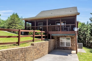 Exterior - 4BR + Kid Sleep area-“Bunkhouse”=5BR-3BA-Sleeps 12 (Sevierville)