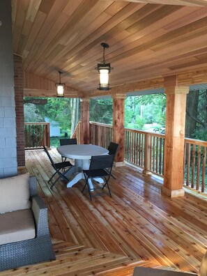 Outdoor dining - White Sand Beach Paradise In Canada's South Coast (Fort Erie)