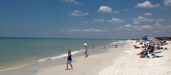 Ny söderläge uppvärmd pool, alla nya möbler, promenad eller cykel till stranden