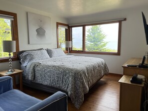 4 bedrooms, desk, iron/ironing board, travel crib