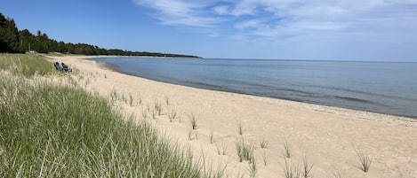 Plage, chaises longues, serviettes de plage