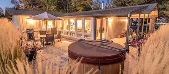 Romantic Guest House on 20 acres - Hot tub, Wildlife, Amazing Pool, Tennis Court