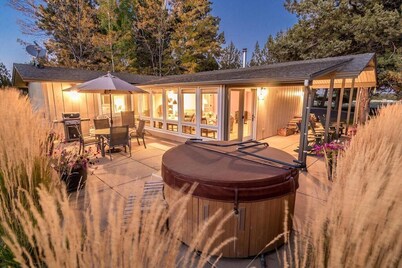 Romantic Guest House on 20 acres - Hot tub, Wildlife, Amazing Pool, Tennis Court