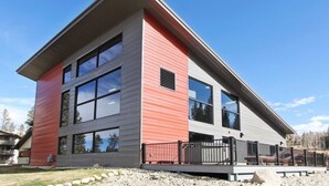 Moderni, kaksikerroksinen rakennus, jossa on suuret ikkunat ja parveke.