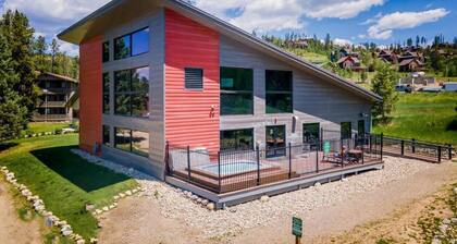 Cozy 1-bed, 1-bath condo on the Fraser river in downtown Winter Park, Colorado