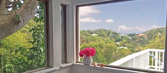  Linda y acogedora cabaña con entrada privada y vistas al océano en un vecindario privilegiado