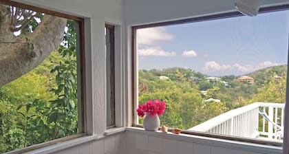 Cottage confortable mignon avec entrée privée et vue sur l'océan dans un quartier privilégié