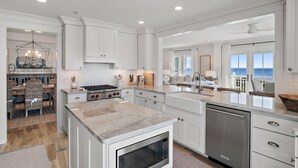 Una cocina moderna con armarios blancos, estufa integrada y lavavajillas.
