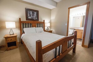 3 slaapkamers, een strijkplank/strijkijzer, gratis wifi, beddengoed