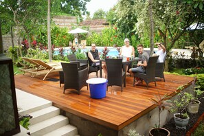 Outdoor dining - Cozy villa conveniently located in Lovina North Bali, town near the beach (Lovina)