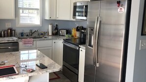 コーヒー / ティーメーカー、冷蔵庫、電子レンジ、オーブン