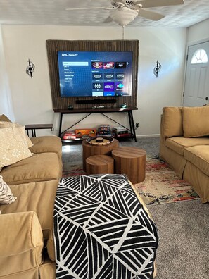 Smart TV, books - Val’z Paradise of Naples (Naples)