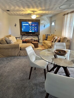 Interior - Val’z Paradise of Naples (Naples)