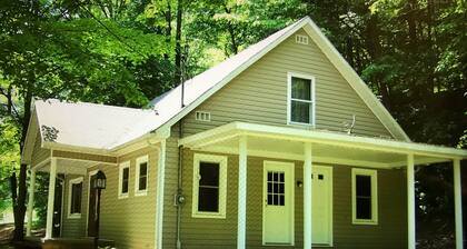 Cottage Near Caves, WiFi, Pool Table, Hot Tub, Grill, Fire Pit, Pet Friendly, TV
