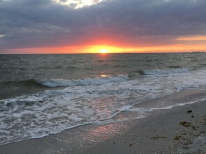 在海滩、沙滩椅、沙滩毛巾