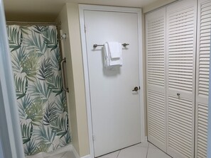 Combined shower/bathtub, hair dryer, towels, soap - Estero Beach & Tennis, 9th Floor, Direct Gulf View! Gorgeous Sunsets! On Beach! (Fort Myers Beach)