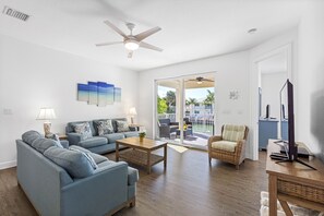 Smart TV - Canalside Retreat: 4Br, 3BA with Pool & Stunning Canal Views! (Marathon)