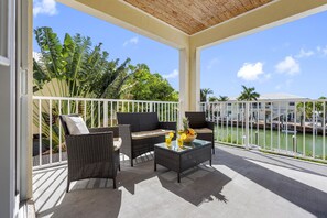 Property grounds - Canalside Retreat: 4Br, 3BA with Pool & Stunning Canal Views! (Marathon)