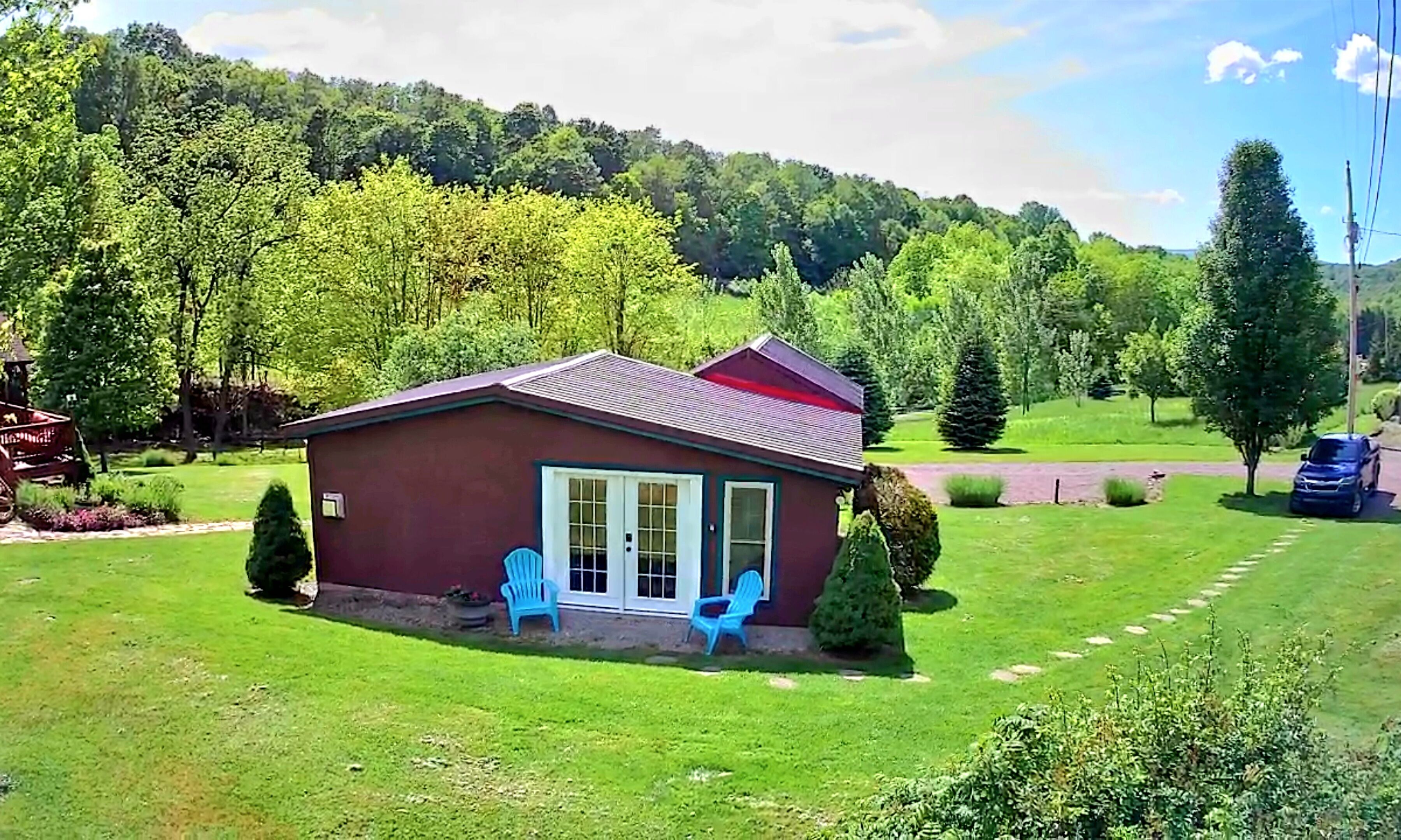 The Byre Bungalow--Country Getaway, close to Yough, Fallingwater w/ Hot Tub!