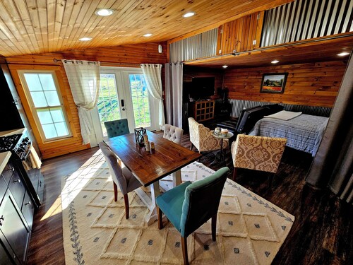 The Byre Bungalow--Country Getaway, close to Yough, Fallingwater w/ Hot Tub!