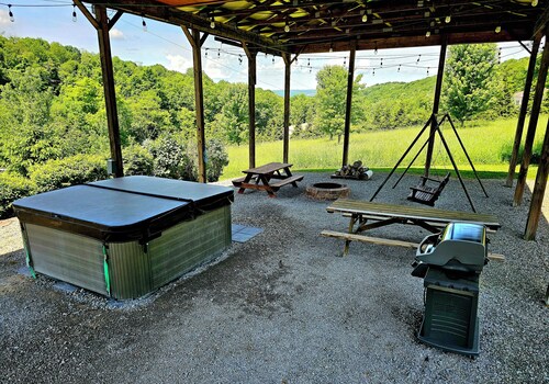 The Byre Bungalow--Country Getaway, close to Yough, Fallingwater w/ Hot Tub!