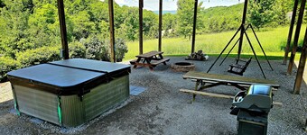 The Byre Bungalow--Country Getaway, close to Yough, Fallingwater w/ Hot Tub!