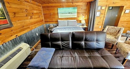 The Byre Bungalow--Country Getaway, close to Yough, Fallingwater w/ Hot Tub!