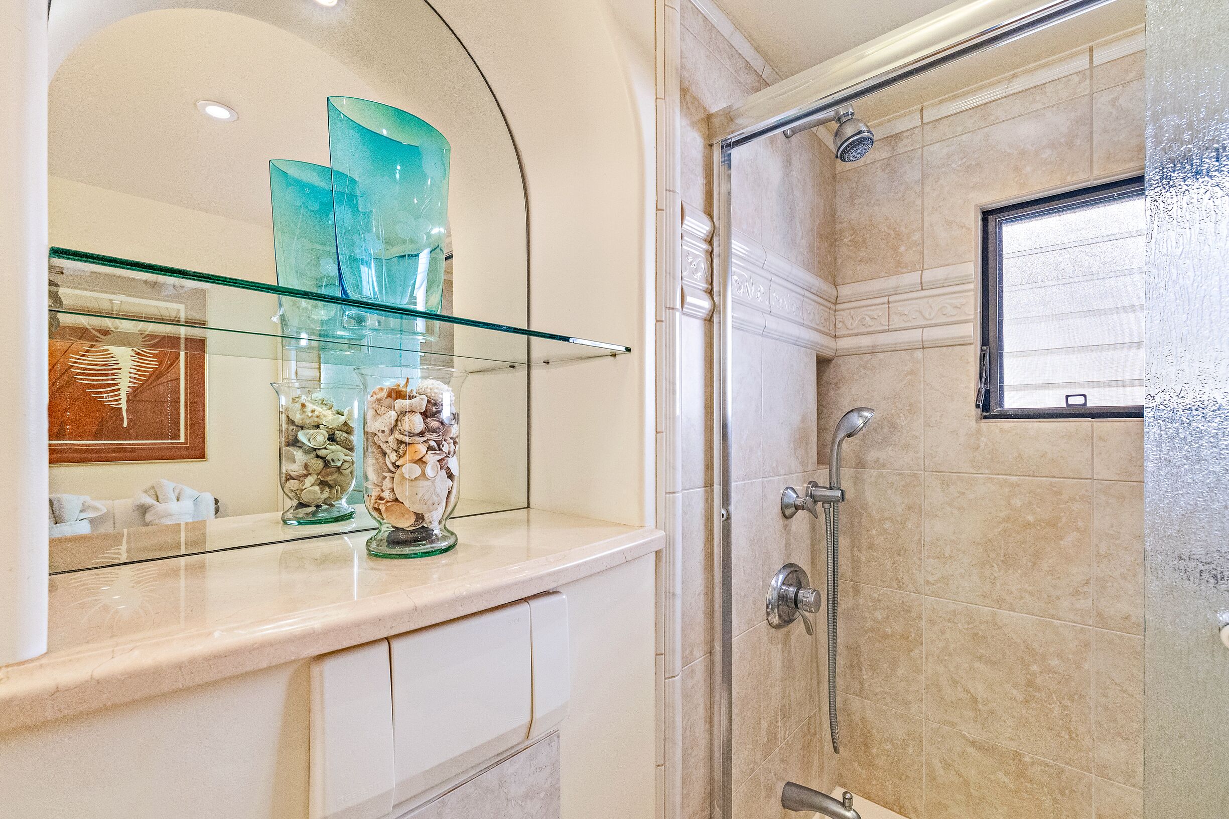 Combined shower/tub, hair dryer, towels