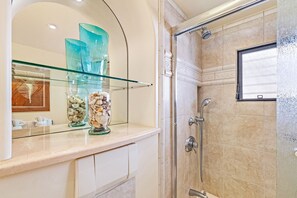 Ducha y bañera combinadas, secador de pelo y toallas