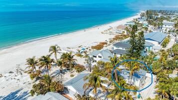 Sur la plage, chaise longue, serviettes de plage