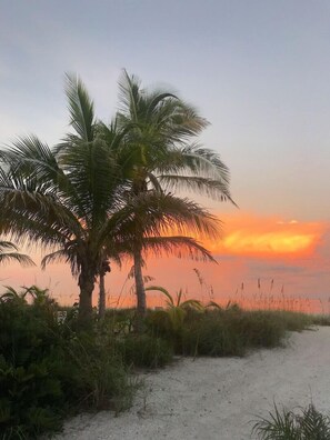 Sulla spiaggia, lettini da mare, teli da spiaggia