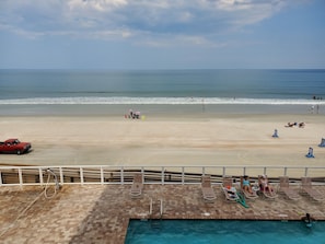 Na praia, espreguiçadeiras, toalhas de praia 