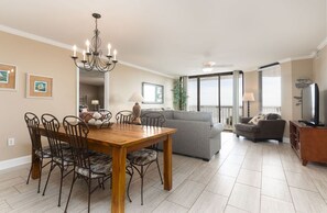 Interior - Stay @ Shaken Not Stirred on Folly Beach (Folly Beach)