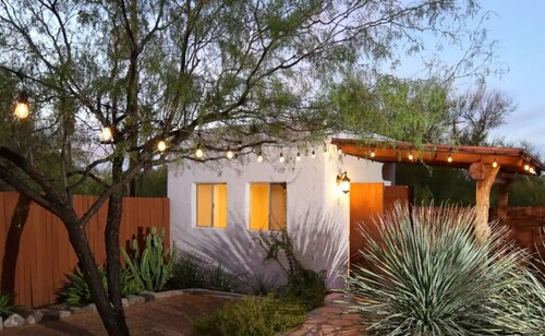 Luxe Desert Escape: 15Min to Downtown ~ Pool ~ Spa ~ BBQ ~ Amazing desert views!