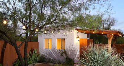 Luxe Desert Escape: 15Min to Downtown ~ Pool ~ Spa ~ BBQ ~ Amazing desert views!