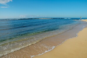 Plage, chaises longues, serviettes de plage