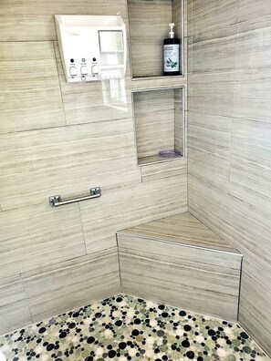 Dusche, Haartrockner, Handtücher, Seife